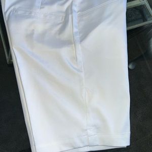 Ladies Motionflux 360 White Golf Shorts with Stretch, Size 10